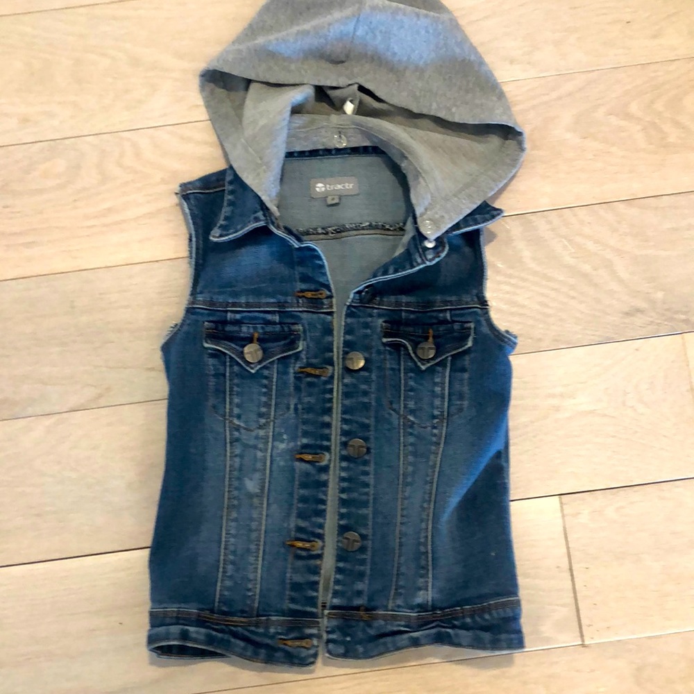 Girls Tractr jean vest with removable hood. Small.
